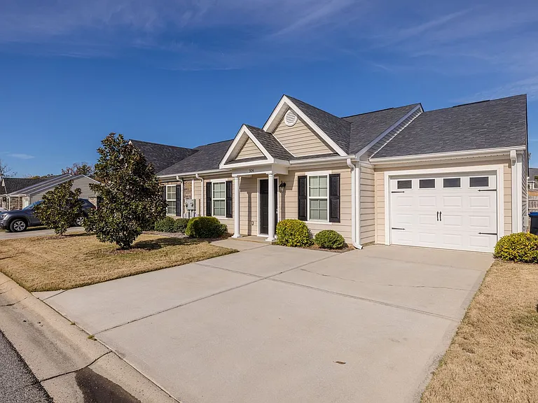 304 York Ln — Photo 2