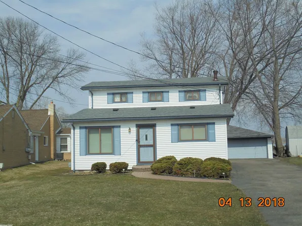 38127 Huron Pointe Dr, Harrison Township, MI 48045