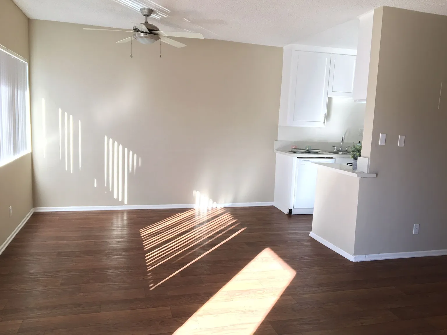Spacious Floorplans. Refreshing Pool. Sherman Oaks Living — Photo 1