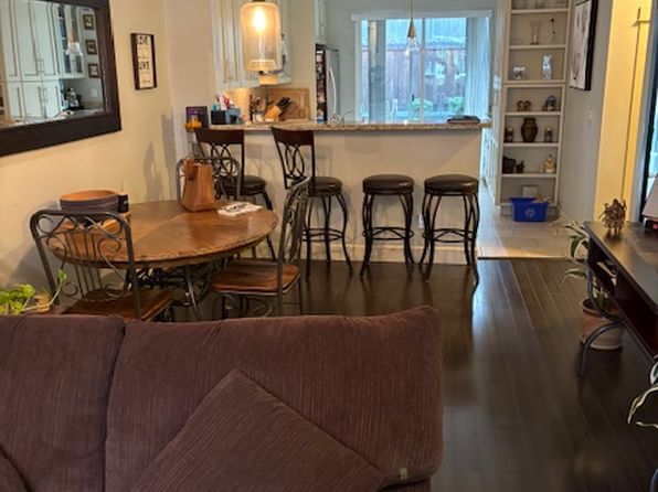 2 bedroom rental in Surrey — photo 8