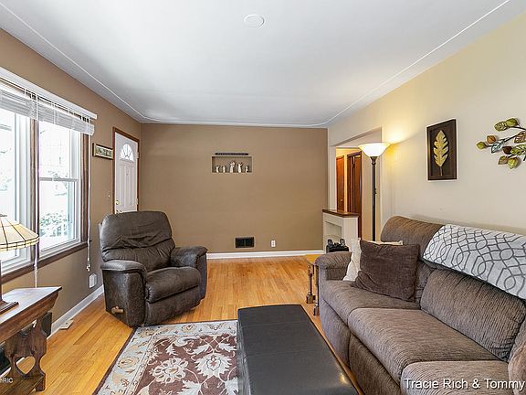 5th image of 1722 Moelker Ave SW