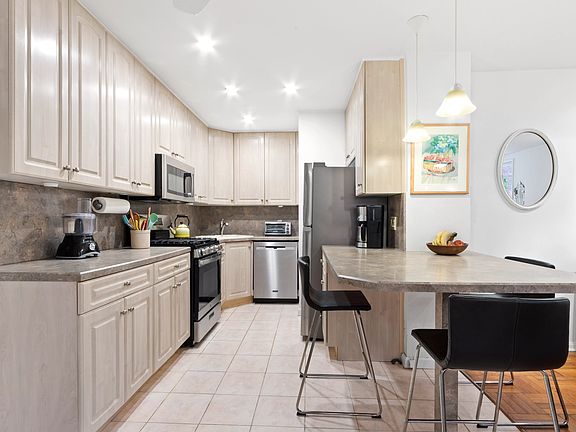 2nd image of 651 Vanderbilt St APT 2M