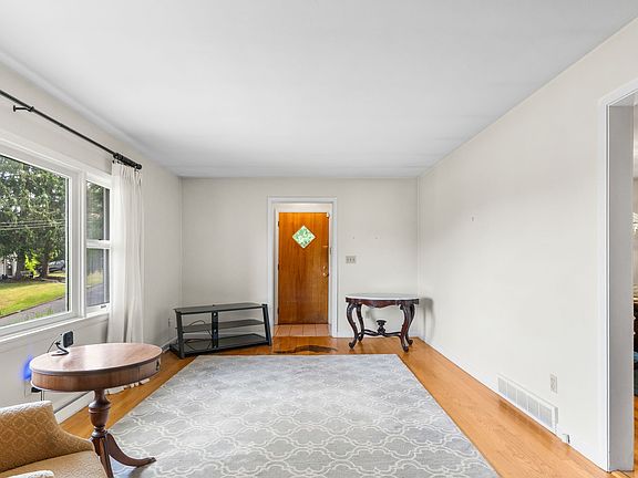 3rd image of 24 Edna Ave
