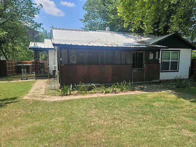 1621 S Stewart St — Photo 3