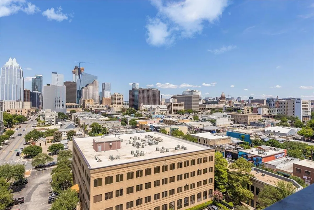Building Photo - 507 Sabine St #704