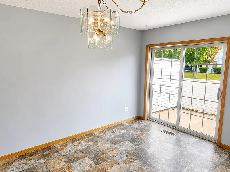 3 bed, 2.0 bath, 1645 sqft, $2,095 — Photo 4