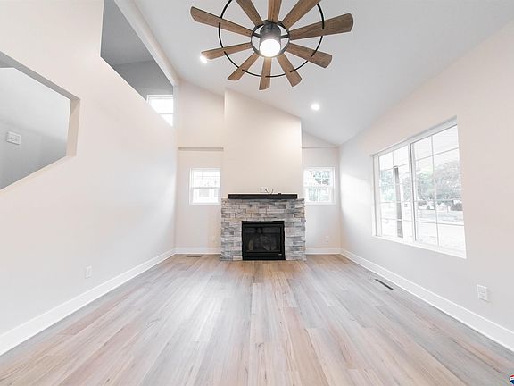 4th image of 2821 Arlington Ave