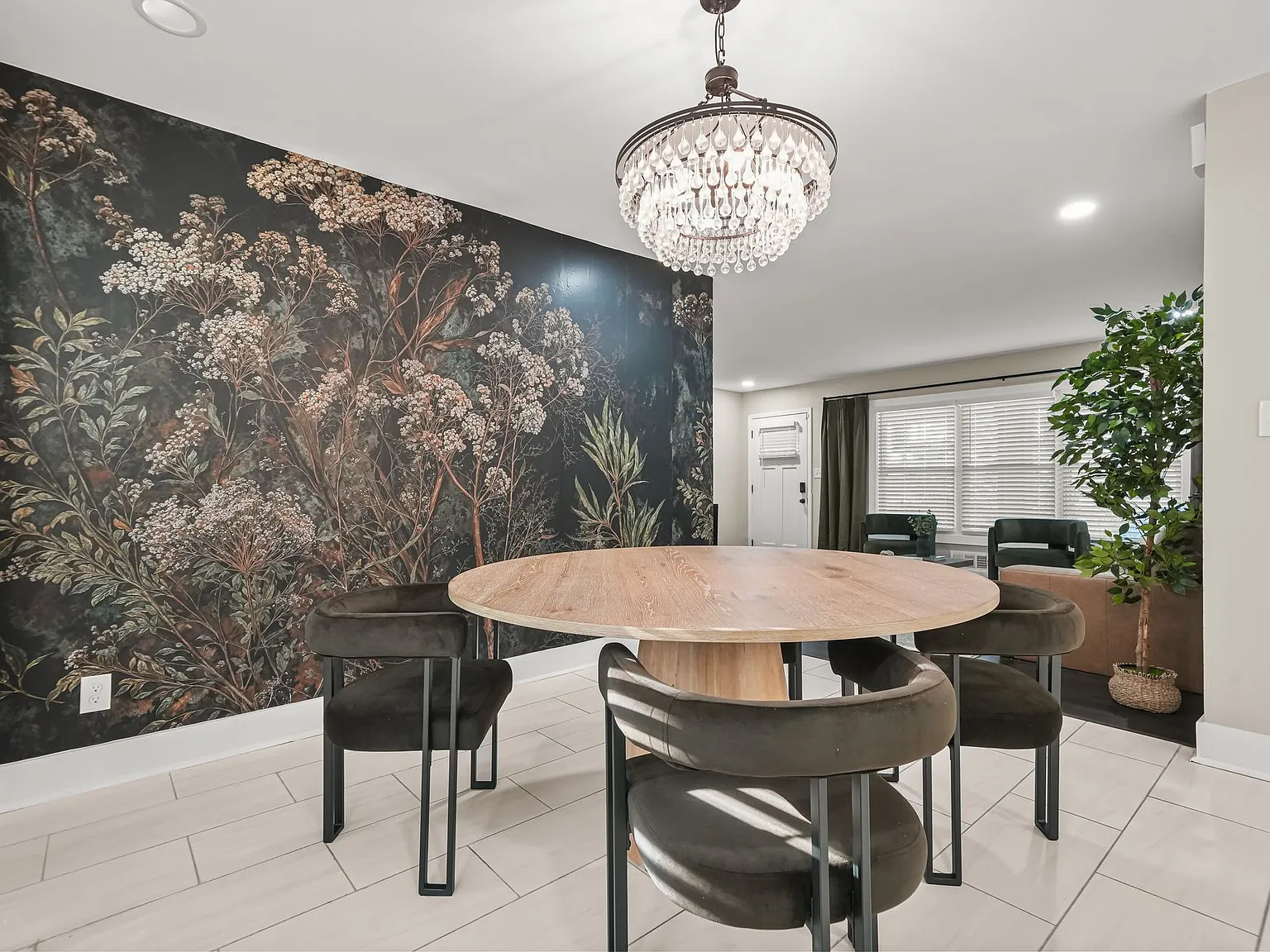 5 bed, 2740 sqft, $4,000 — Photo 3