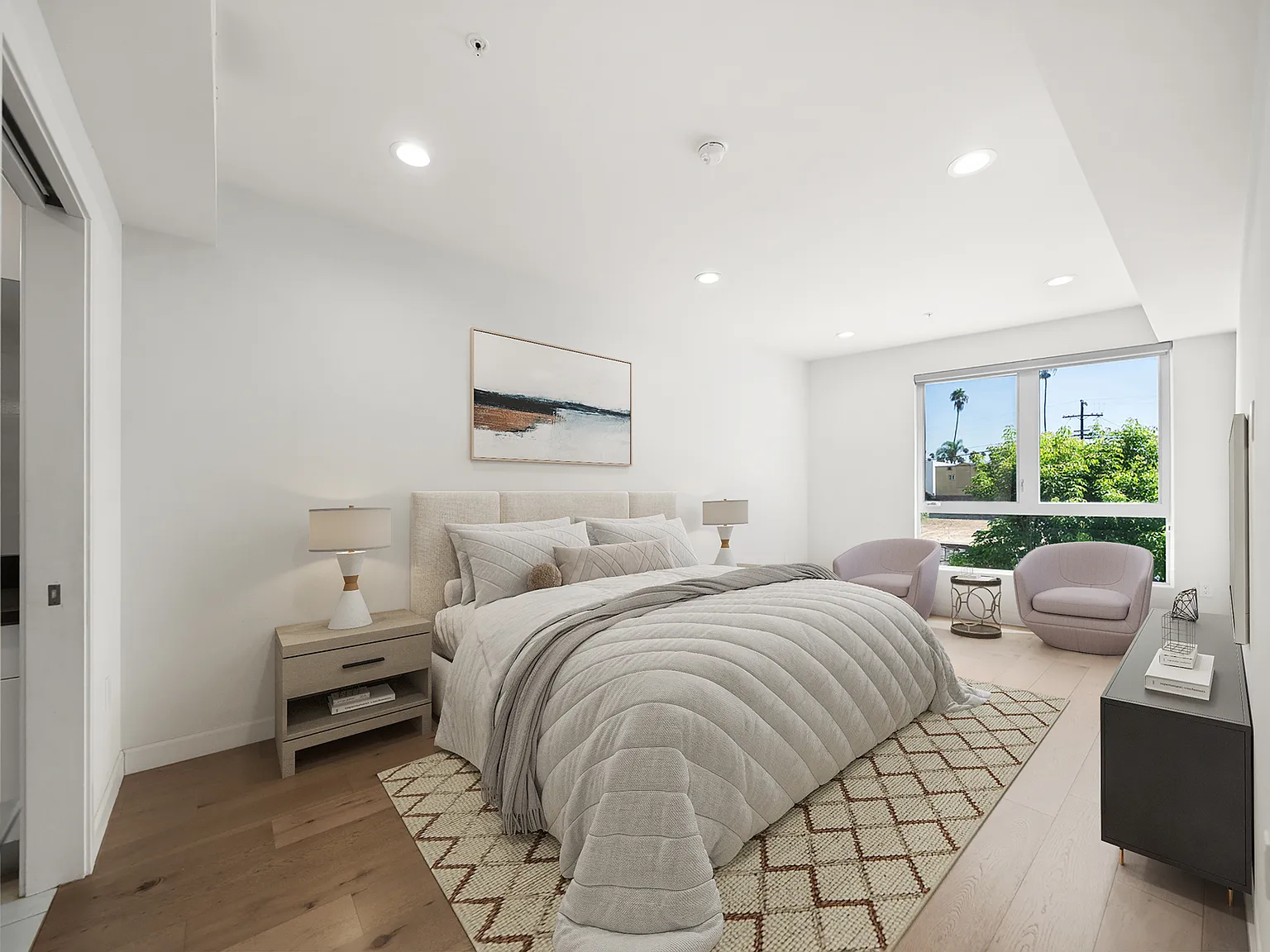105 S Mariposa Ave — Photo 3