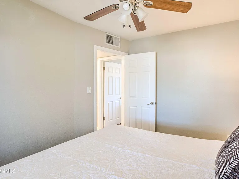 820 W 9th St — Photo 10