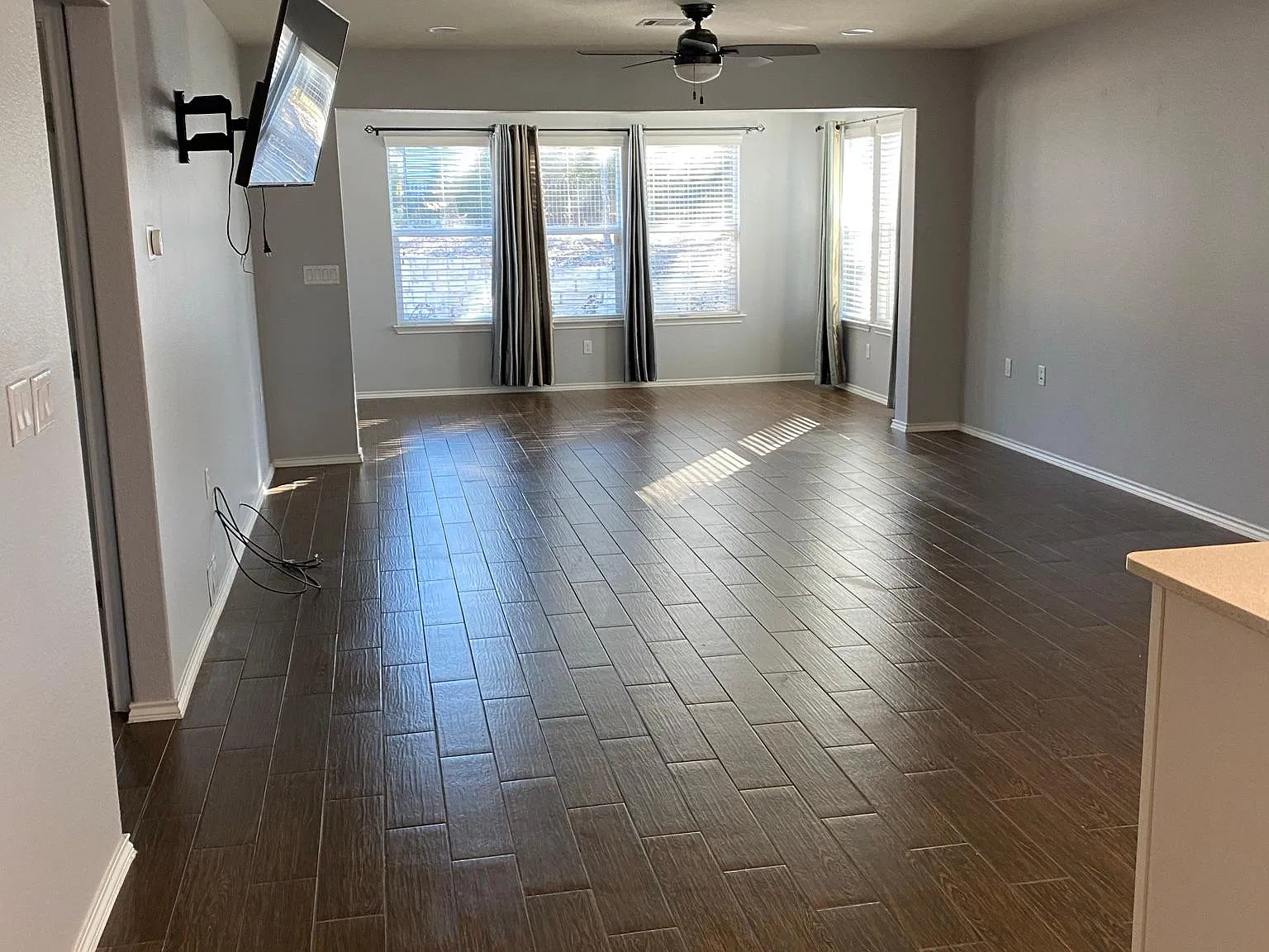 3 bed, 2090 sqft, $2,700 — Photo 2