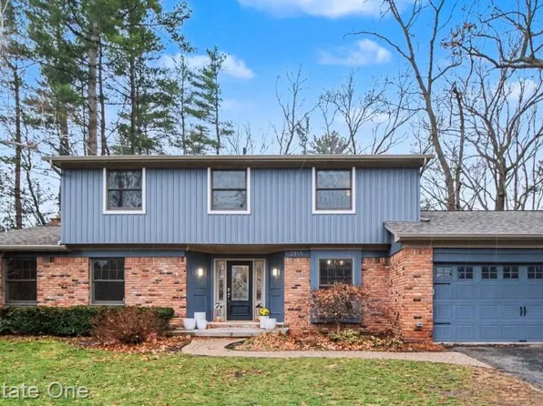 2818 Lunar Ct, Lake Orion, MI 48360