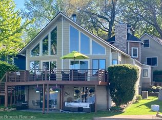 4392 Lamson Dr, Waterford, MI 48329