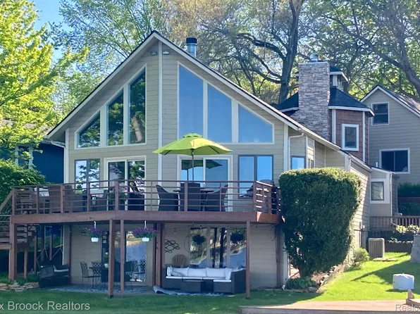 4392 Lamson Dr, Waterford, MI 48329