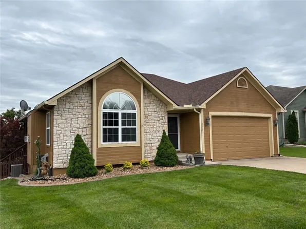 1207 NW Walnut Ct, Grain Valley, MO 64029