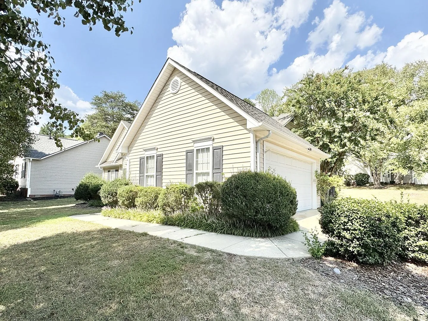 Adorable 3 Bedroom Off Lewiston Rd! — Photo 2