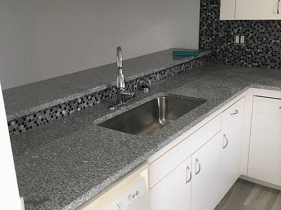 Kitchen showing Breakfast Bar