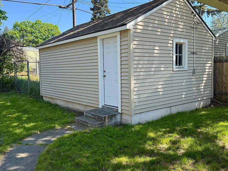 1415 E Thurston Ave — Photo 22