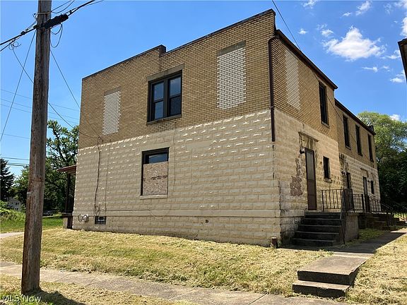 4th image of 20 E Dennick Ave