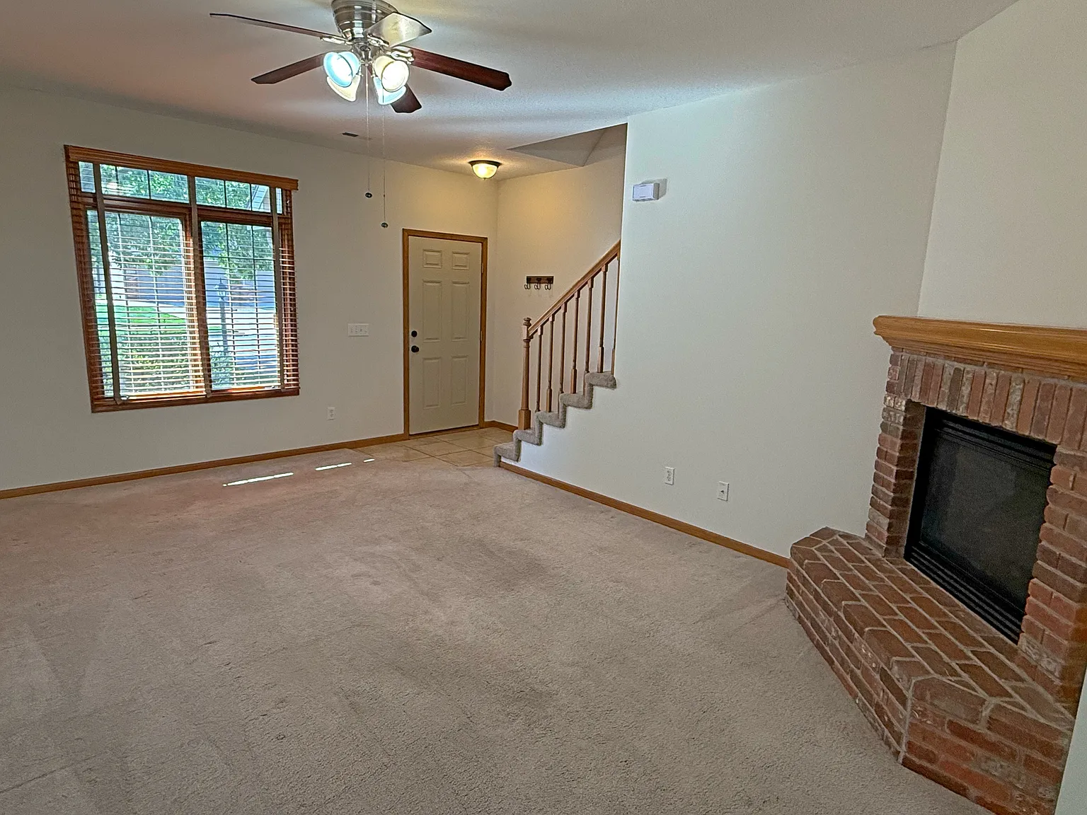 3 bed, 1420 sqft, $2,100 — Photo 2