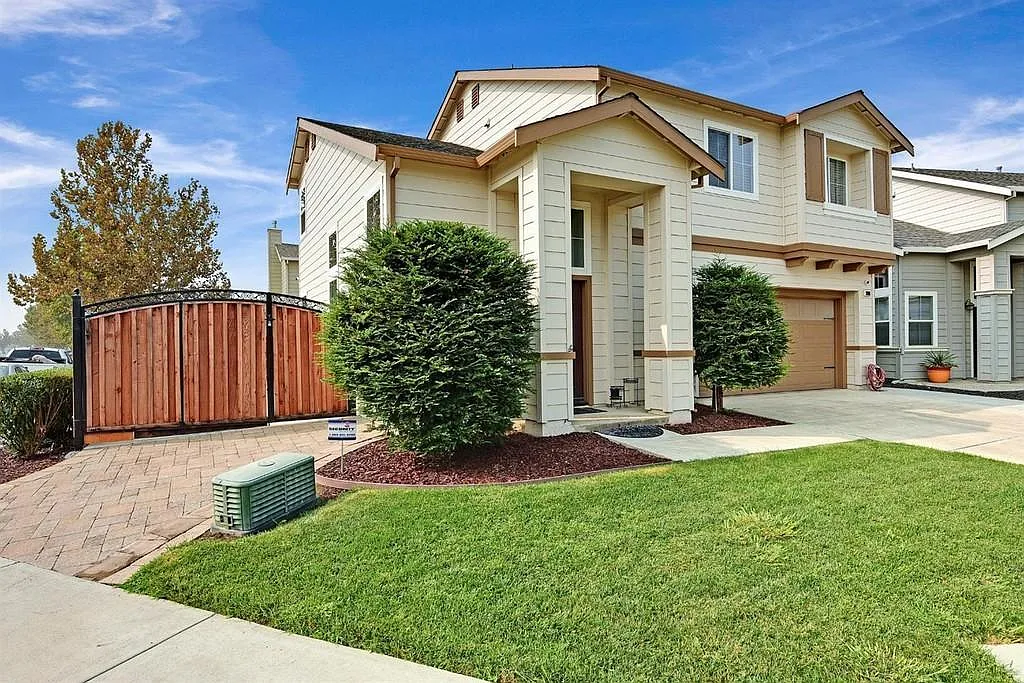 3008 Hull Ct photo 1