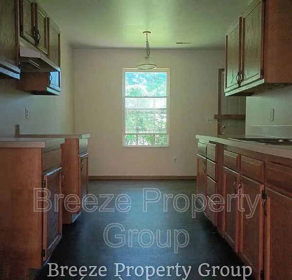 546 Breaden St — Photo 3
