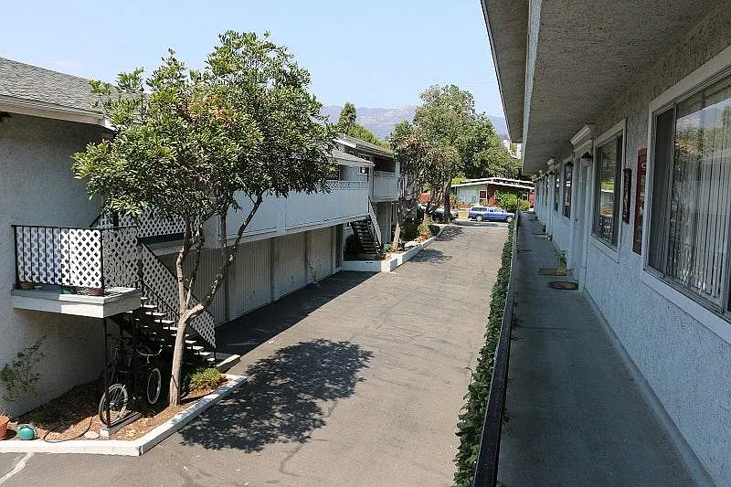 2 bed, 1.5 bath, 950 sqft, $3,450 — Photo 1