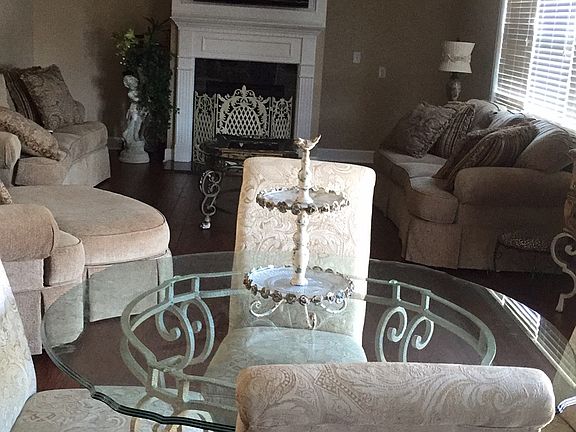 Living room/ breakfast nook 