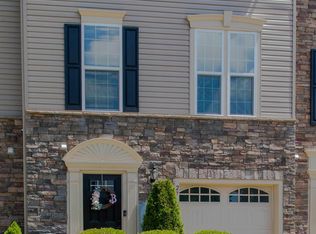 27 Village Green Ln, Sicklerville, NJ 08081