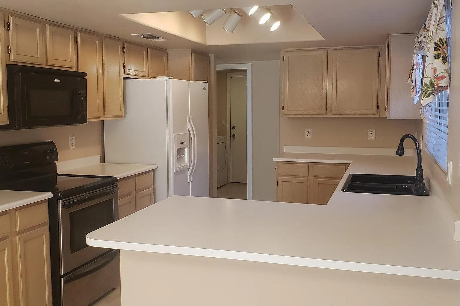 3 bed, 2.5 bath, 1852 sqft, $2,300 — Photo 2