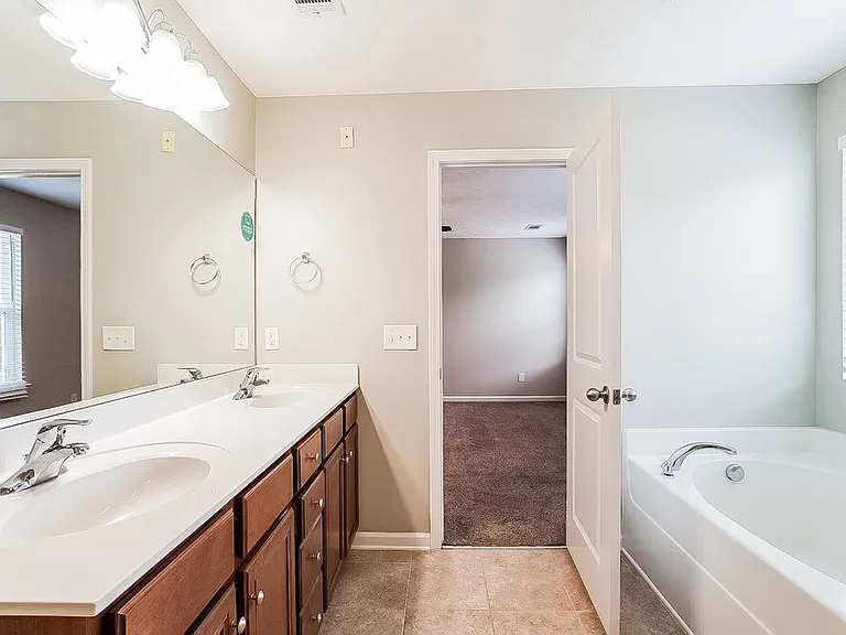 1718 Hartford Ln — Photo 12