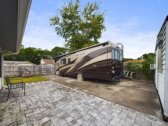 4th image of 3207 Sunshine Ln