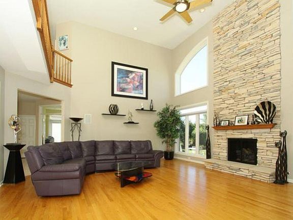 3rd image of 336 Erie Cir