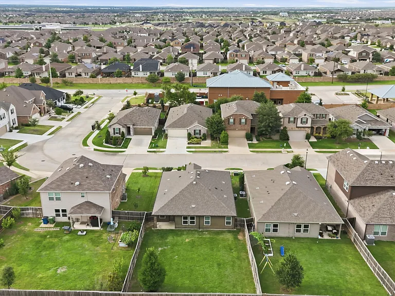 1810 Aslynn Cir — Photo 28