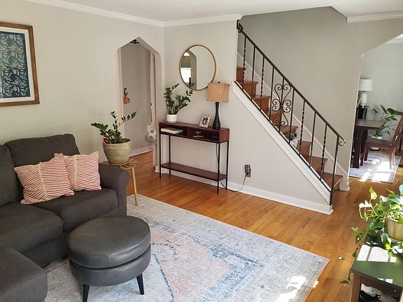 Living room (alternate view)