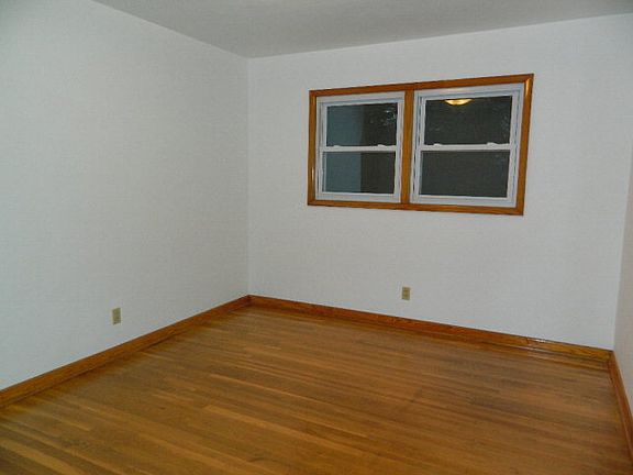 5th image of 131 Lynn Ct