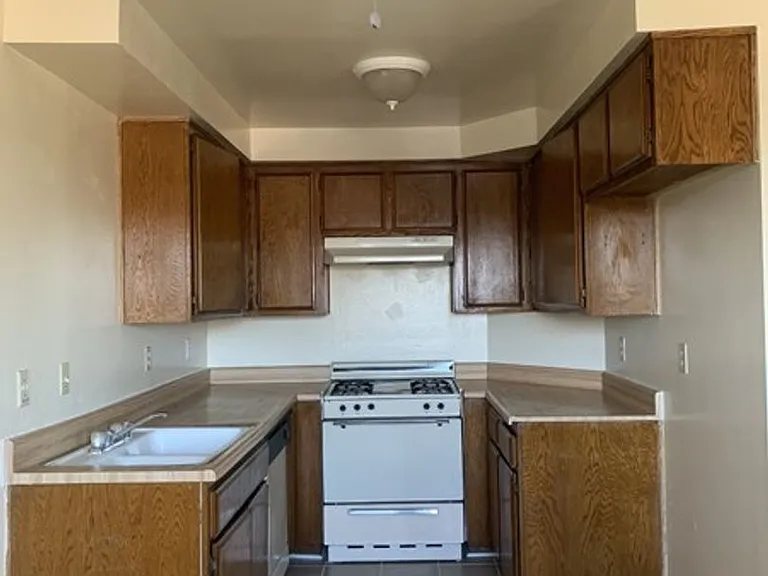 13415 Doty Ave — Photo 11