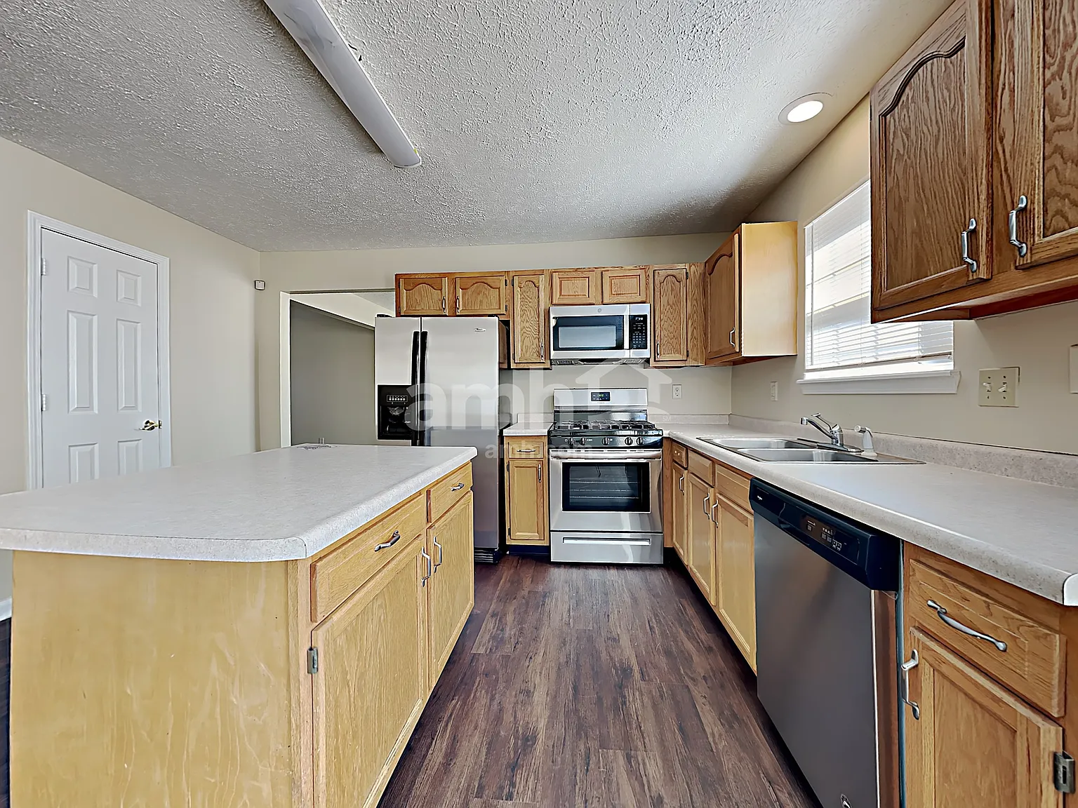 4 bed, 2.5 bath, 2072 sqft, $2,180 — Photo 3