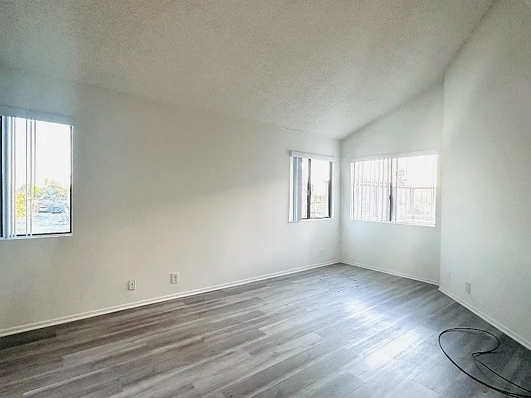 Lido Apartments - 101-197 N Ridgeway — Photo 14