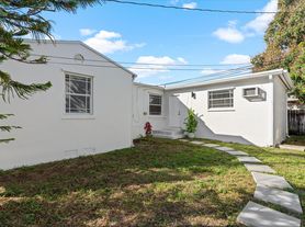 1607 Hayes St, Hollywood, FL