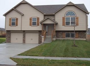 520 Chardonnay Dr, Raymore, MO 64083