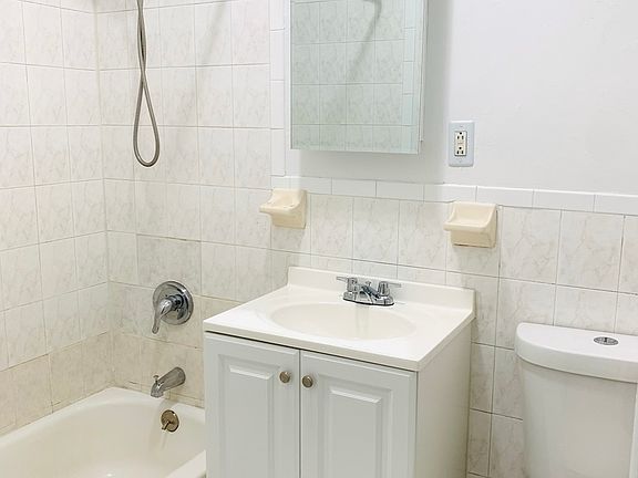 4th image of 138 Van Buren St #1