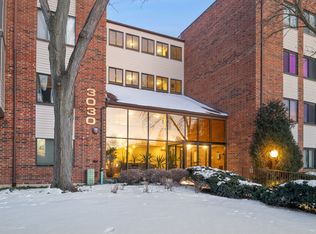 3030 Pheasant Creek Dr APT 102, Northbrook, IL 60062