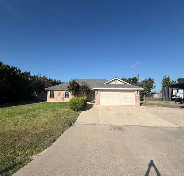 715 Lakeview Dr — Photo 1