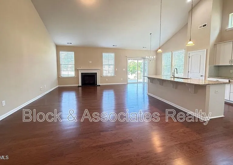 2433 Cedar Rock Dr — Photo 3