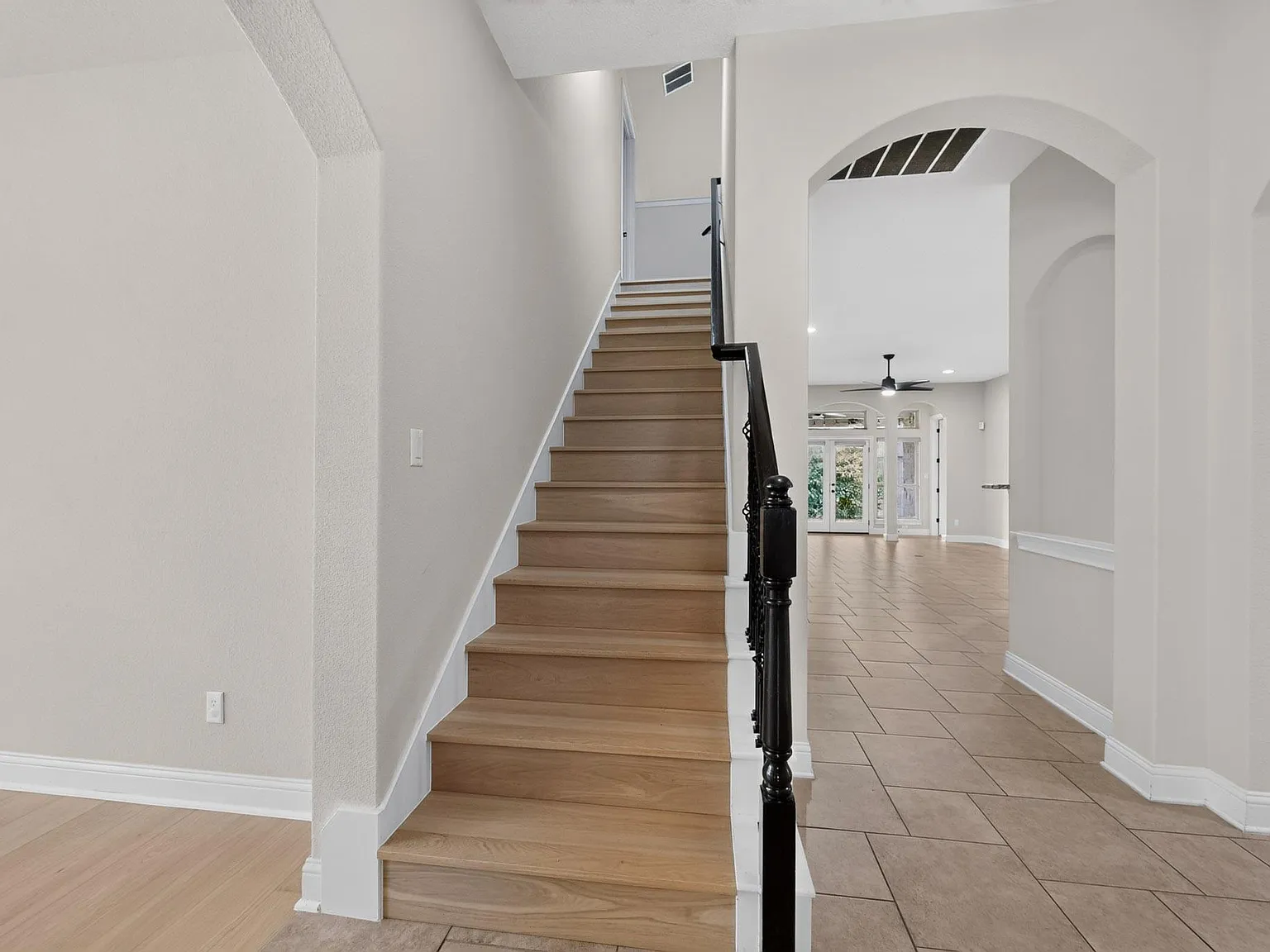 5 bed, 4.0 bath, 3407 sqft, $3,900 — Photo 2