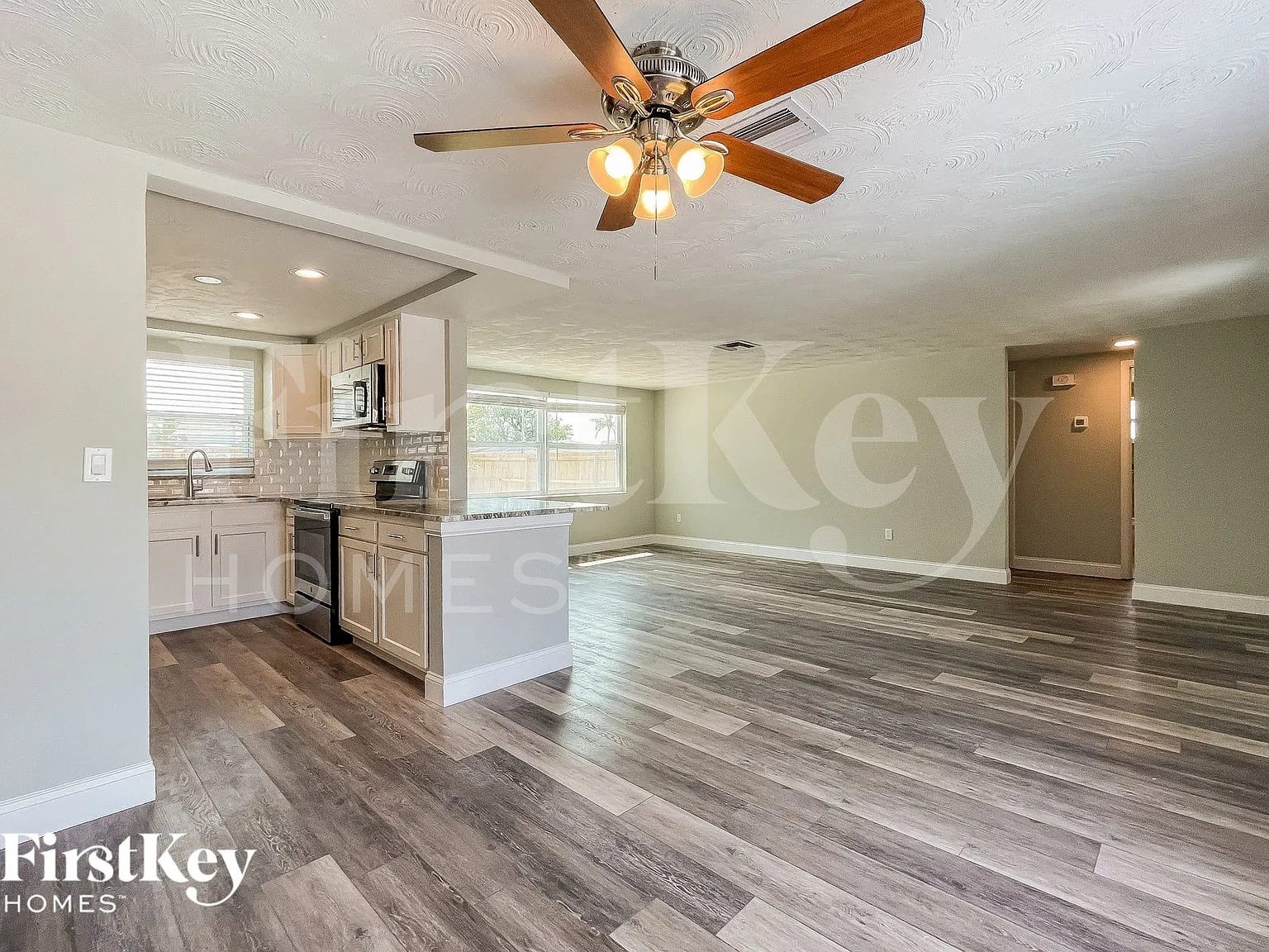 3 bed, 2.0 bath, 1380 sqft, $2,240 — Photo 2