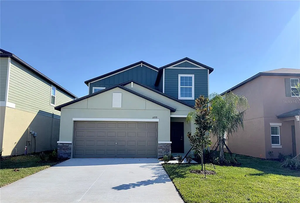 5 bed, 2.5 bath, 2389 sqft, $2,600 — Photo 2