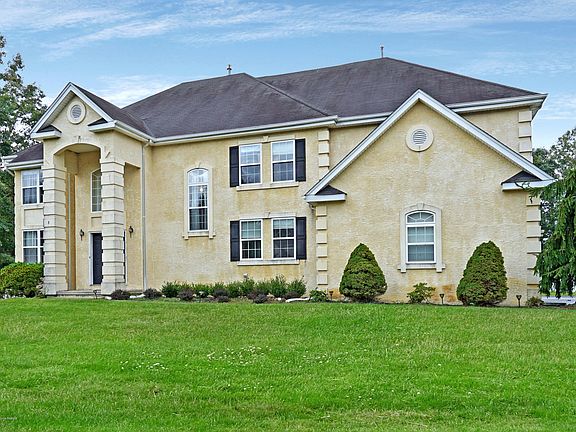 3rd image of 8 Fox Hollow Dr