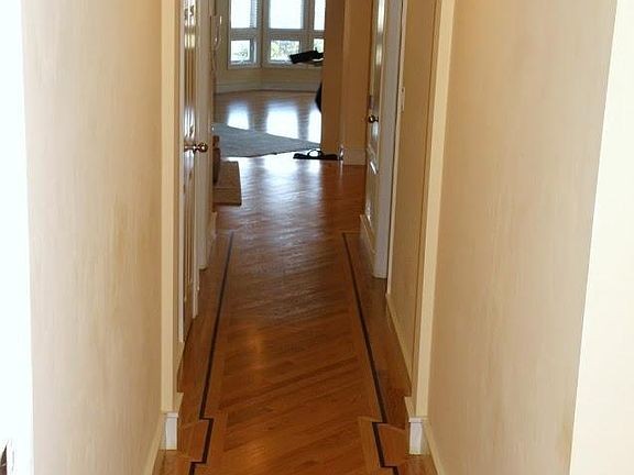 3rd image of 916 Corbett Ave #1